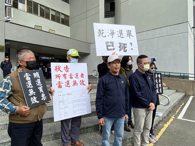 挑战中市第一选区议员4连霸失利的民进党籍吴敏济，指控同选区3名当选人全涉贿选，提当选无效之诉。（陈淑芬摄）