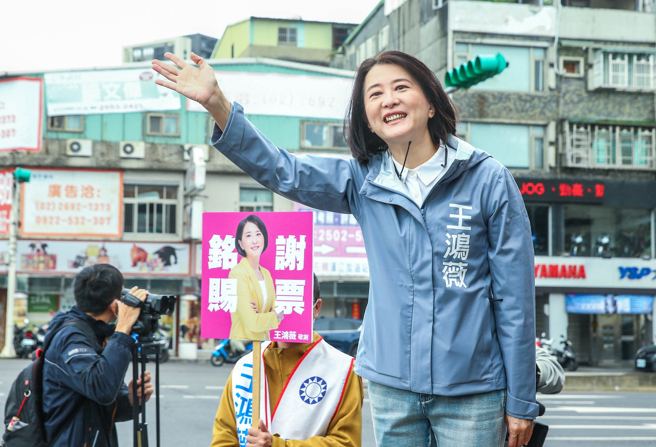 台北市第3选区立委补选当选人王鸿薇11日赴大直地区谢票，除了在大直桥头对着来往车辆答谢外，也在受访时，针对民进党政府败选后的内阁改组提出看法，表示行政院长苏贞昌内阁失民心，应尽速辞职下台。（粘耿豪摄）