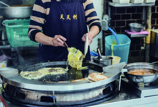 蚵仔煎、鸡排、臭豆腐等台湾小吃，美味又具地方特色，深受许多外国朋友喜爱。(摄影/林冠良)

