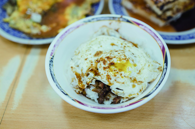 佐佐木只要造访「天天利美食坊」，必定会点滷肉饭加煎蛋，十足在地吃法。(摄影/林冠良)