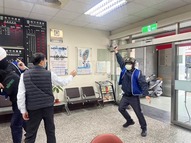 新竹市警三分局在新竹市农会银行防抢演练，由2名员警假扮持枪抢匪，过程逼真。（新竹市警局提供／王惠慧新竹传真）