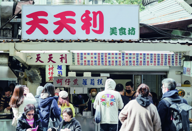 每到用餐时间，贩售传统古早味的在地小吃总是人潮汹涌，就连外国游子尝过后都为之着迷。(摄影/林冠良)