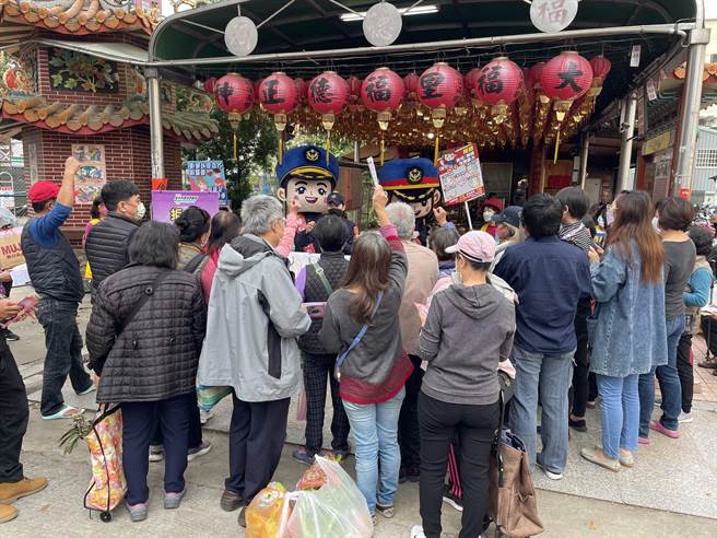 很多阿公阿嬷为了金孙，踊跃参与有奖徵答活动，塞爆现场，有阿嬷说：「把小警车带回给金孙，拚了！」。（台中市警察局提供／张妍溱台中传真）