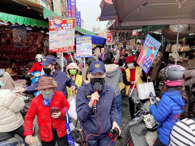 台中市警察局妇幼警察队员警及志工组成的「妇幼安全宣导团」，于水湳传统市场内以步行方式进行犯罪宣导。（台中市警察局提供／张妍溱台中传真）