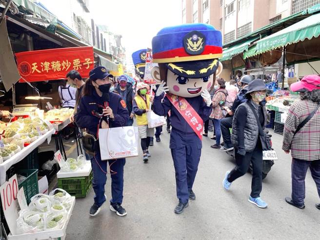 大头警察娃娃现身人挤人的传统市场，身背警值星带、手持宣导标语，萌萌的模样、相当吸睛。（台中市警察局提供／张妍溱台中传真）