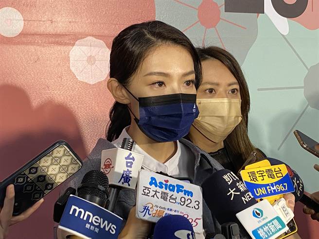 高虹安11日上午表示，看到新竹棒球场工程这种新闻被报到国际媒体头版，真的很难过。（陈育贤摄）