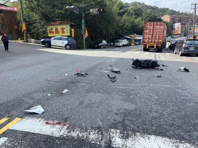 新北市瑞芳区9日上午发生一起机车与公车碰撞的意外事故，警消立即将受伤的机车驾驶送医急救，车祸现场有待进一步清理，并厘清事发原因。（新北市警局提供／张志康新北传真）
