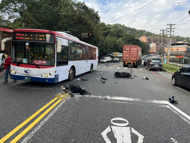 新北市瑞芳区9日上午发生一起机车与公车碰撞的意外事故，警消立即将受伤的机车驾驶送医急救，车祸现场有待进一步清理，并厘清事发原因。（新北市警局提供／张志康新北传真）
