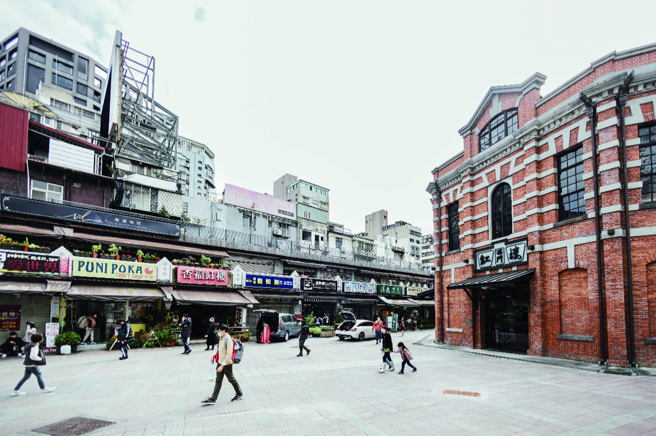 西门红楼与周边店家共融，让艺文场域呈现有机的样貌。（摄影／林冠良）