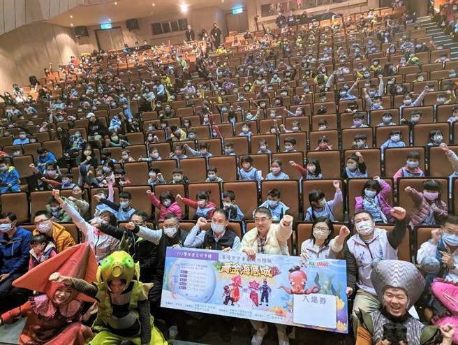 谢国梁11日上午与基隆市幼儿园大班学童一起看剧，化身孩子王与现场的小朋友热烈互动。（张志康摄）