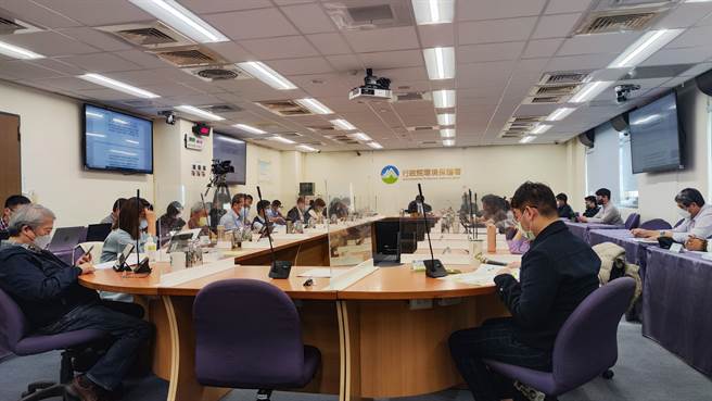 被视为农地工厂指标案的彰化水五金园区政策环评案今天通过环评大会。（林良齐摄）