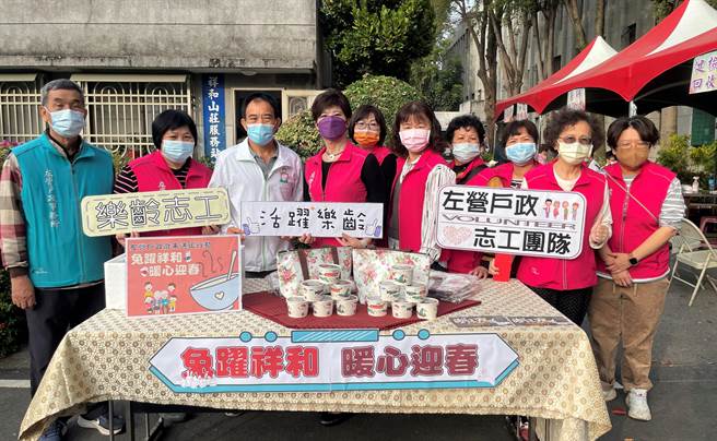 高雄市左营户政事务所11日配合高雄荣民总医院免费健检方案前往祥和山庄关怀当地居民。（高市府民政局提供／洪浩轩高雄传真）