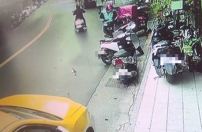 黑衣骑士捡走钱包后，立即骑车离去。（翻摄照片／林郁平台北传真）