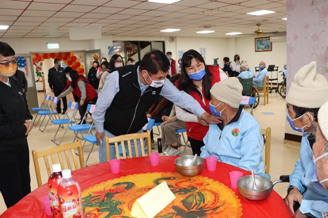 锺东锦跟长辈们问候。（苗栗县政府提供／李京升苗栗传真）