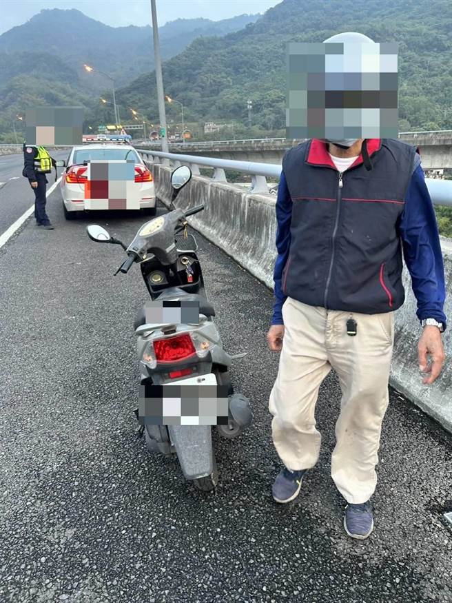 8旬阿公无法确定自己从爱兰或北山交流道骑机车上国道，疑似失智，警方将他安全带离。（民眾提供／杨静茹南投传真）