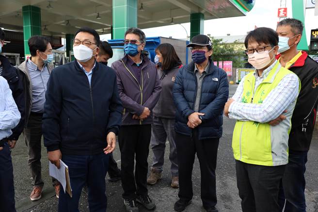 立法委員陳歐珀（左1）偕同公路總局四工處處長林文雄（左2）與冬山鄉鄉長林峻輔（右1）等相關單位，今（11日）前往肇事路口進行會勘。（陳歐珀立法委員服務處提供／吳佩蓉宜蘭傳真）