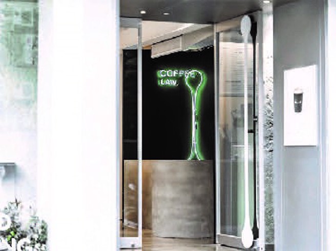 「COFFEE LAW」、「ODD ONE OUT」等东区的咖啡厅、茶饮店，将在台湾灯会期间设置艺术灯饰，与各国朋友一同欢庆节日到来。（图／台北市商业处）