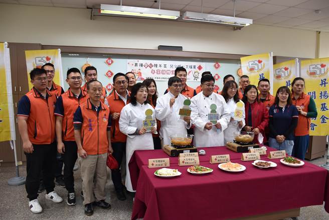 升扬基金会11日捐赠865套年菜给苗栗家扶中心家扶家庭。（谢明俊摄）