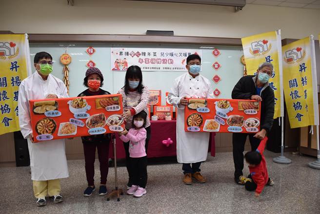 升扬基金会11日捐赠865套年菜给苗栗家扶中心家扶家庭。（谢明俊摄）