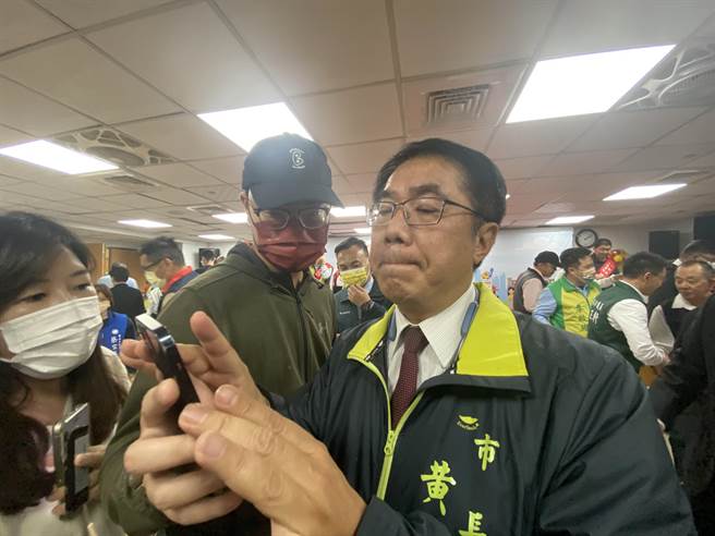 黄伟哲下午回应国民党团指他避重就轻、粉饰太平，强调与事实有很大偏差。(曹婷婷摄)