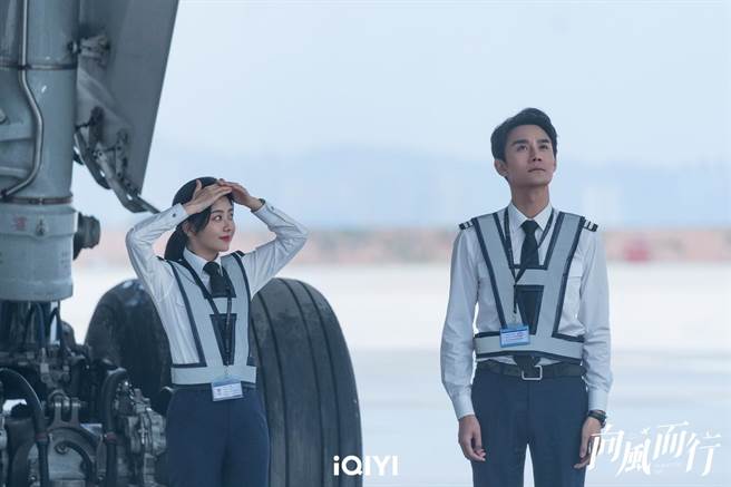 王凯与谭松韵合作，以民航飞行员为主题故事。（爱奇艺国际站提供）
