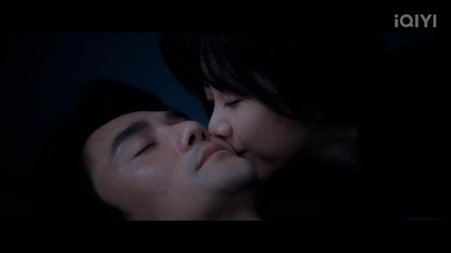 谭松韵爱意藏不住偷亲王凯。（爱奇艺国际站提供）