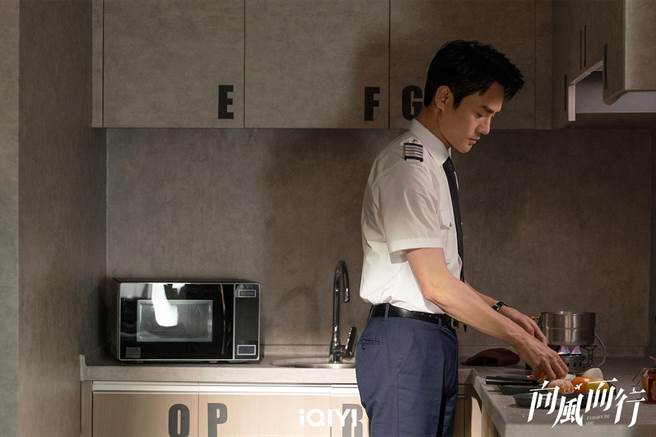 王凯穿上航空服挺拔帅气，被网友封为「制服的神」。（爱奇艺国际站提供）