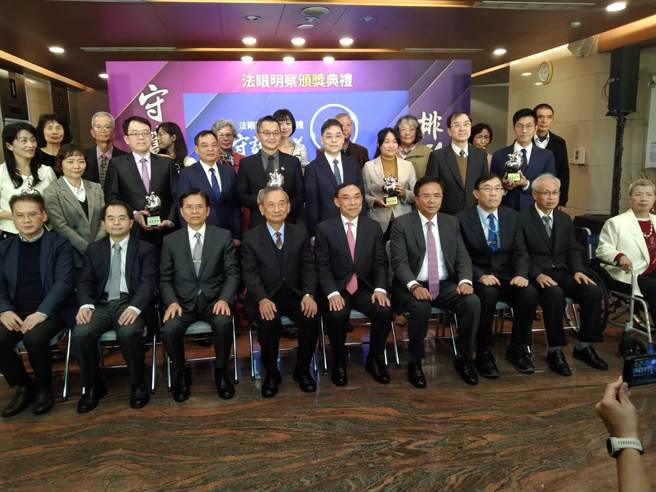 法务部长蔡清祥与得奖检察官及其家人合影。（陈志贤摄）