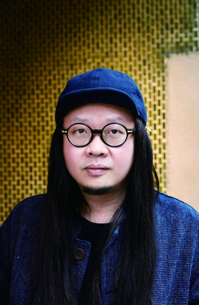 王耀邦，格式設計展策總監，長年關注台灣設計、建築、品牌與藝術文化相關策展，「想你到月球——張雨生特展」策展人。（攝影／Anew Chen）