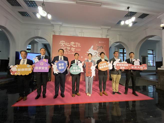 新竹市长高虹安（右四）宣布18日起将举办为期12天年货大街，让市民感受浓浓年节气氛、平安开心迎兔年。（陈育贤摄）