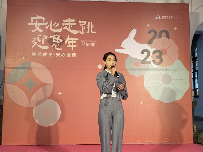 新竹市长高虹安宣布18日起将举办为期12天年货大街，让市民感受浓浓年节气氛、平安开心迎兔年。（陈育贤摄）