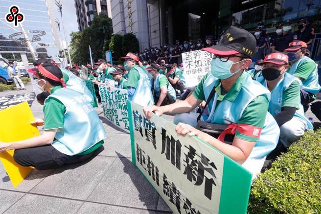 中华快递员工长期低薪，去年7月罢工后成功争取加薪5000元。（本报资料照）