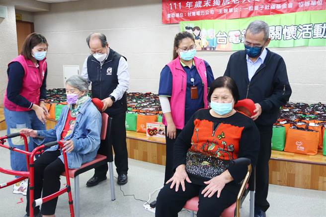 台灣電力公司、一粒麥子基金會、台東基督教醫院今天寒冬送暖。（蔡旻妤攝）