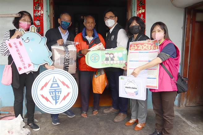 台灣電力公司、一粒麥子基金會、台東基督教醫院今天寒冬送暖。（蔡旻妤攝）