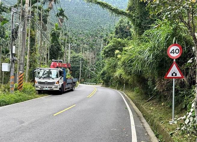 日前警方已在鄰近阿婆灣的305.8K處完成設置固定式雷達測速照相桿，昨1月10日正式啟用執法。( 嘉義縣警察局提供∕呂妍庭嘉義傳真）