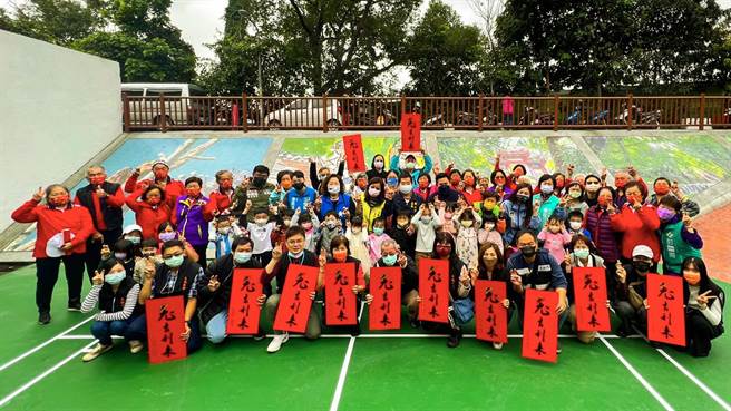 新北市府斥資420萬元重新整修土城區祖田兒童遊戲公園，除了增設地景溜滑梯，也將空白牆面重新以馬賽克拼貼裝飾，描繪出祖田里的人文和自然特色，為地方留下珍貴紀錄。（土城區公所提供）