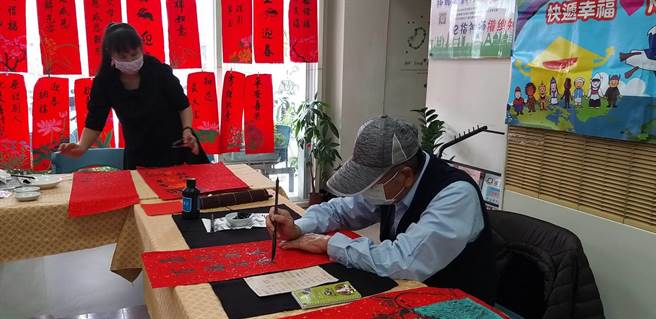 台中市第二服务站11日举办幸福家庭好事成「兔」绘年画活动。（移民署台中市第二服务站提供／陈淑娥台中传真）
