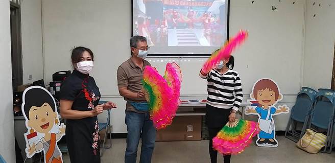 台中市第二服务站11日举办年节活动，并传授「破冰舞」化解夫妻间衝突。（移民署台中市第二服务站提供／陈淑娥台中传真）