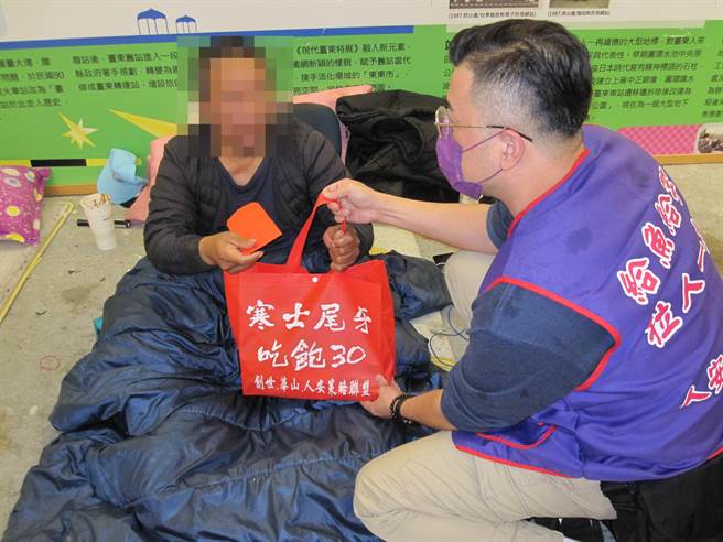 人安基金会台东站坚守夜访亲送年礼，昨夜在雨中亲自将尾牙年礼和应急红包逐一送至需要的人手中。（人安基金会台东站提供／蔡旻妤台东传真）