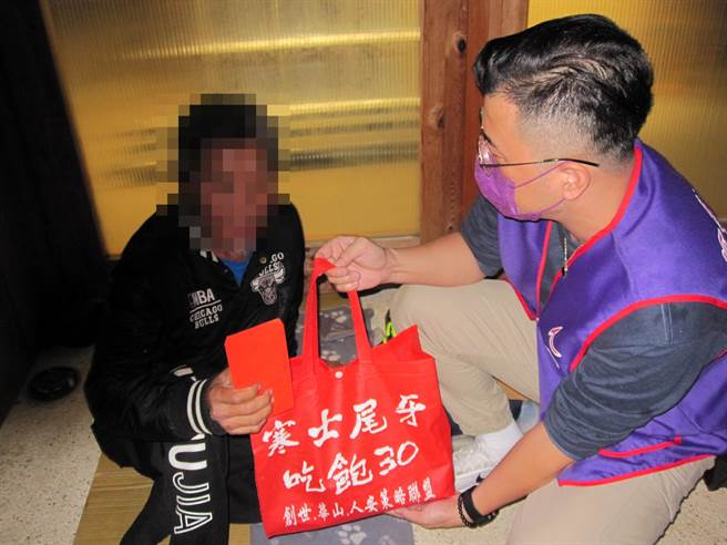 人安基金会台东站坚守夜访亲送年礼，昨夜在雨中亲自将尾牙年礼和应急红包逐一送至需要的人手中。（人安基金会台东站提供／蔡旻妤台东传真）