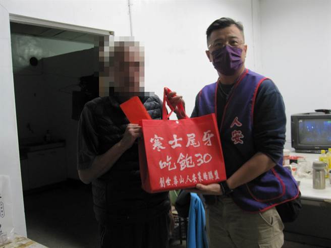 人安基金会台东站坚守夜访亲送年礼，昨夜在雨中亲自将尾牙年礼和应急红包逐一送至需要的人手中。（人安基金会台东站提供／蔡旻妤台东传真）