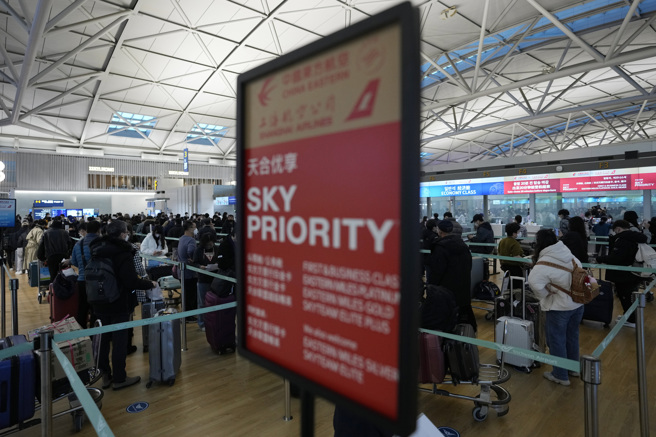 中國駐韓國大使館昨天停止核發簽證，是北京對向中國旅客實施COVID-19（2019冠狀病毒疾病）限制措施的國家祭出的第一波報復行動。(圖/美聯社)