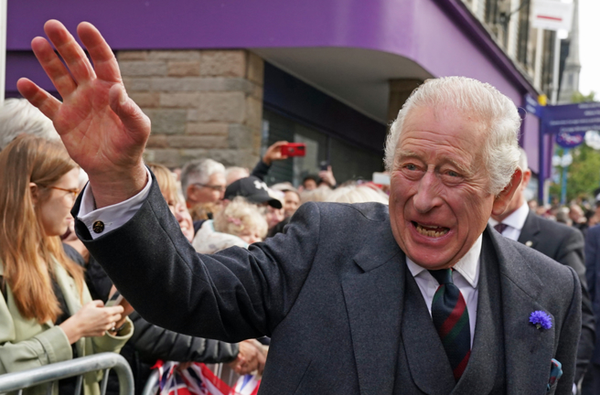 英王查爾斯三世2022年10月3日抵達蘇格蘭法夫（Fife）郡丹弗姆林（Dunfermline），以正式宣布賦予它城市地位的神情。（達志圖庫/TGP）