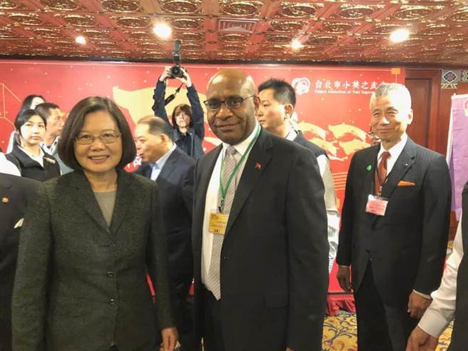 巴纽原驻台代表康德铭出席活动与总统蔡英文合影。（取自巴纽驻台商务代表处脸书）