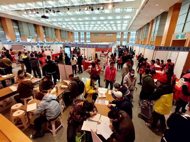 新北市就業服務處在市府6樓大禮堂特別舉辦暖冬就業博覽會，初步媒合率約為40.3％。（新北市勞工局提供）
