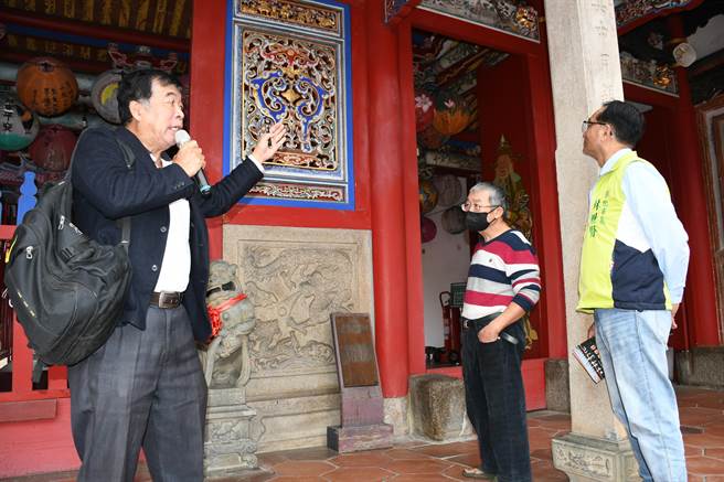文史工作者蒋敏全，以深厚的文化解说功力和图文，撰写《彰化市古庙传奇图说》，11日新书发表，进行导览解说。（彰化市公所提供／吴敏菁彰化传真）