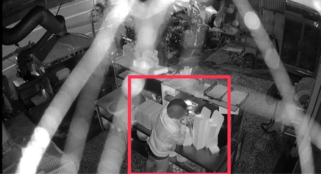 林男（紅方框處）不辭辛勞，從大樹區跑到楠梓區一家餐廳偷竊，偷得180元新台幣後離去。（翻攝照片／林瑞益高雄傳真）