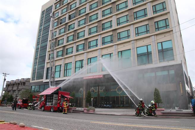 台东县消防局11日办理春节前夕加强火灾抢救整备作业实兵演练。（台东县政府提供）