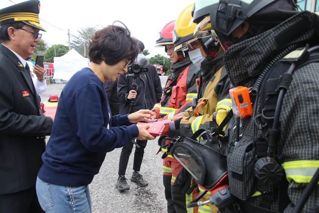 台东县消防局11日办理春节前夕加强火灾抢救整备作业实兵演练。（台东县政府提供）