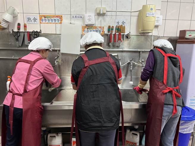 嘉義市政府自今年1月起替公立幼兒園契約專任廚工加薪，月薪多5000元變2萬7775元。( 嘉義市政府提供／呂妍庭嘉義傳真）